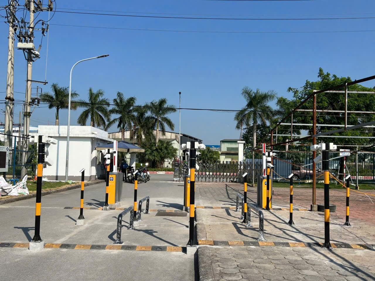 Hệ thống trụ kiểm soát lối vào bãi giữ xe tự động ngoài trời tại cổng khu công nghiệp